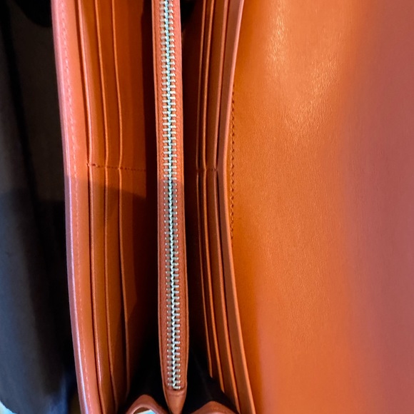 Tod’s wallet. A beautiful soft leather wallet with multiple card slots - Picture 3 of 8